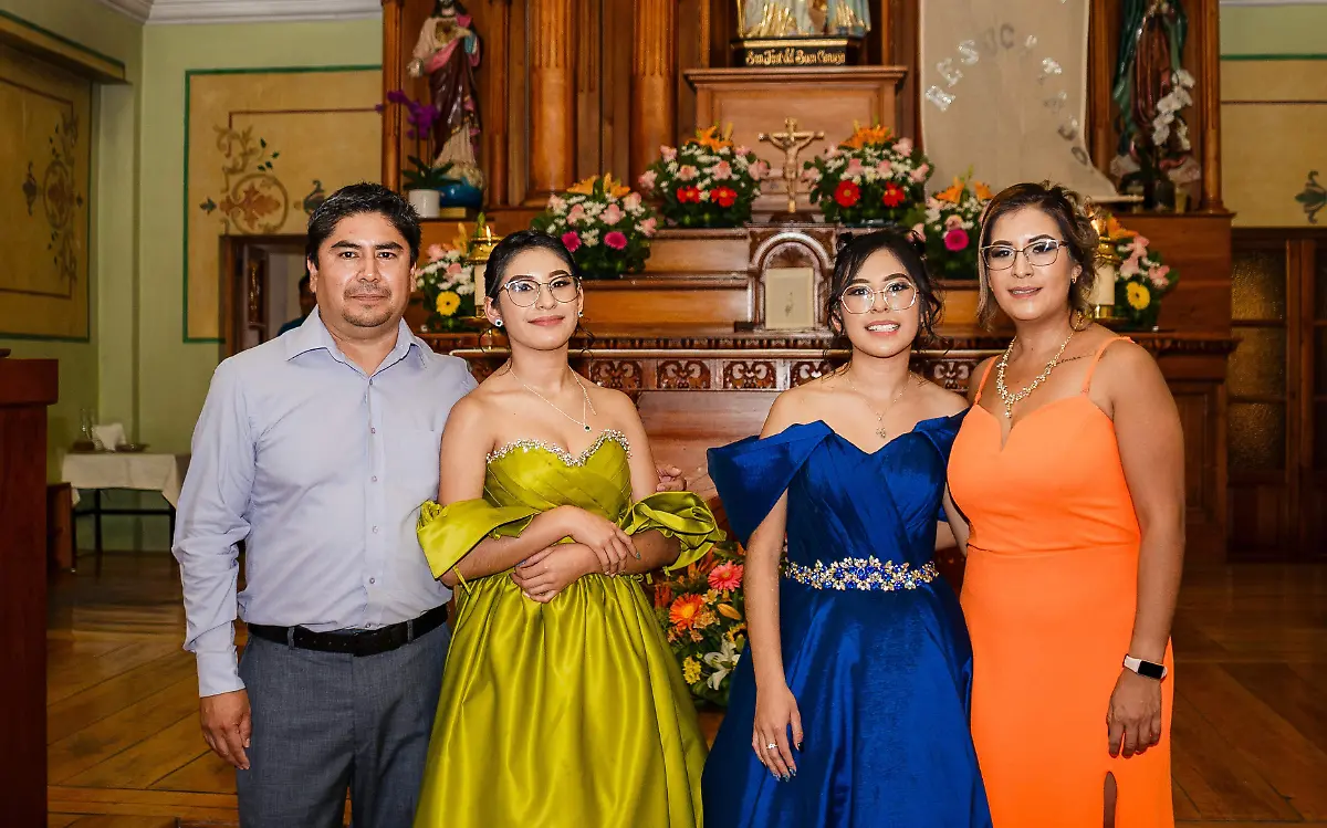 FOTO PRINCIPAL SJR Con sus padres Rolando Barcena y Analaura Hernandez